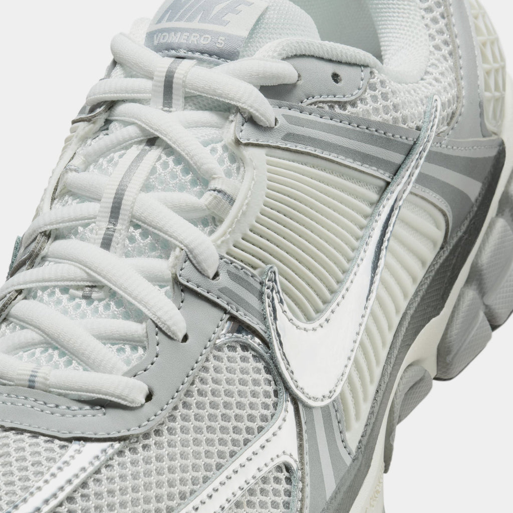 Zoom Vomero 5 Mens Running Shoes (Summit White/Light Smoke Grey/Smoke Grey/Metallic Silver)
