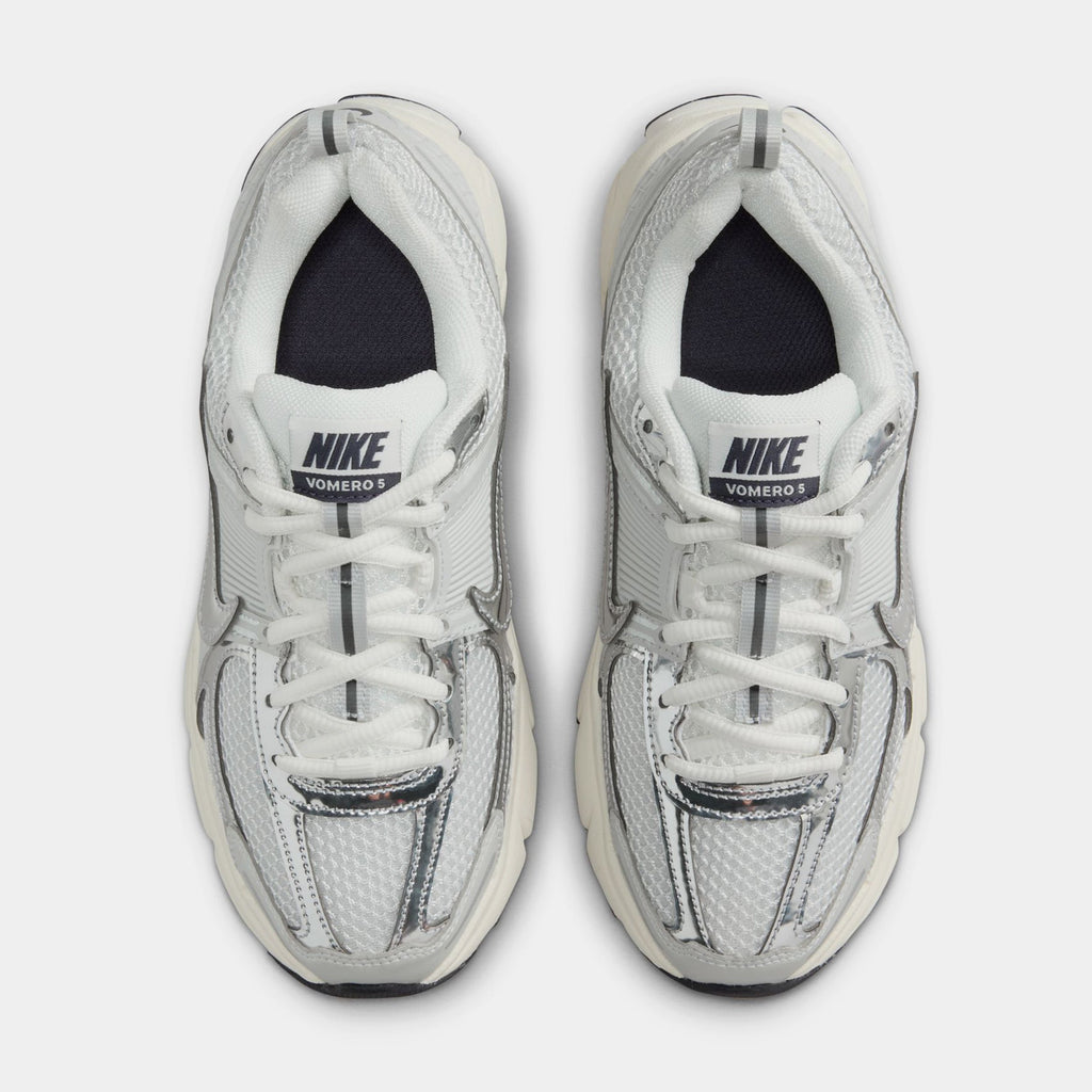 Vomero 5 Grade School Running Shoes (Photon Dust/Chrome/Gridiron Sail)