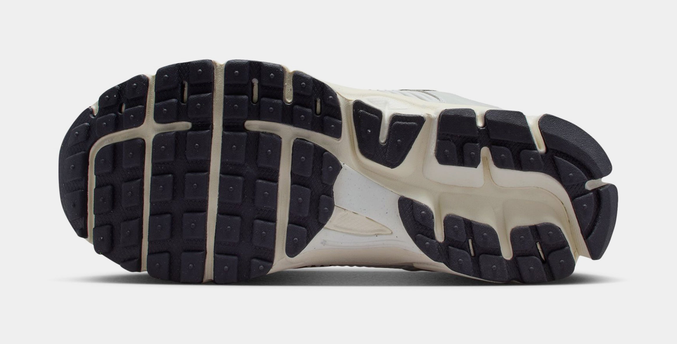 Vomero 5 Grade School Running Shoes (Photon Dust/Chrome/Gridiron Sail)