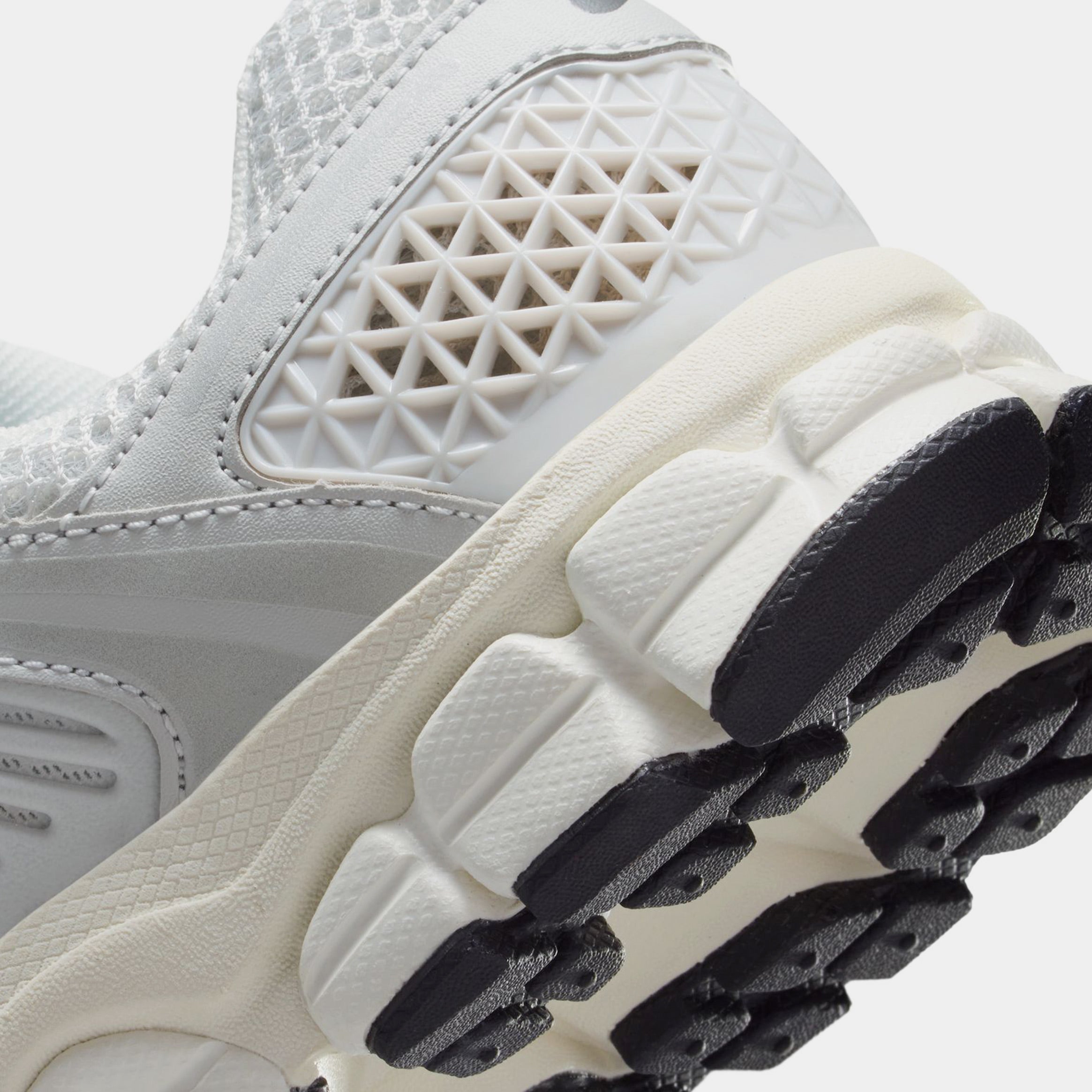 Vomero 5 Grade School Running Shoes (Photon Dust/Chrome/Gridiron Sail)