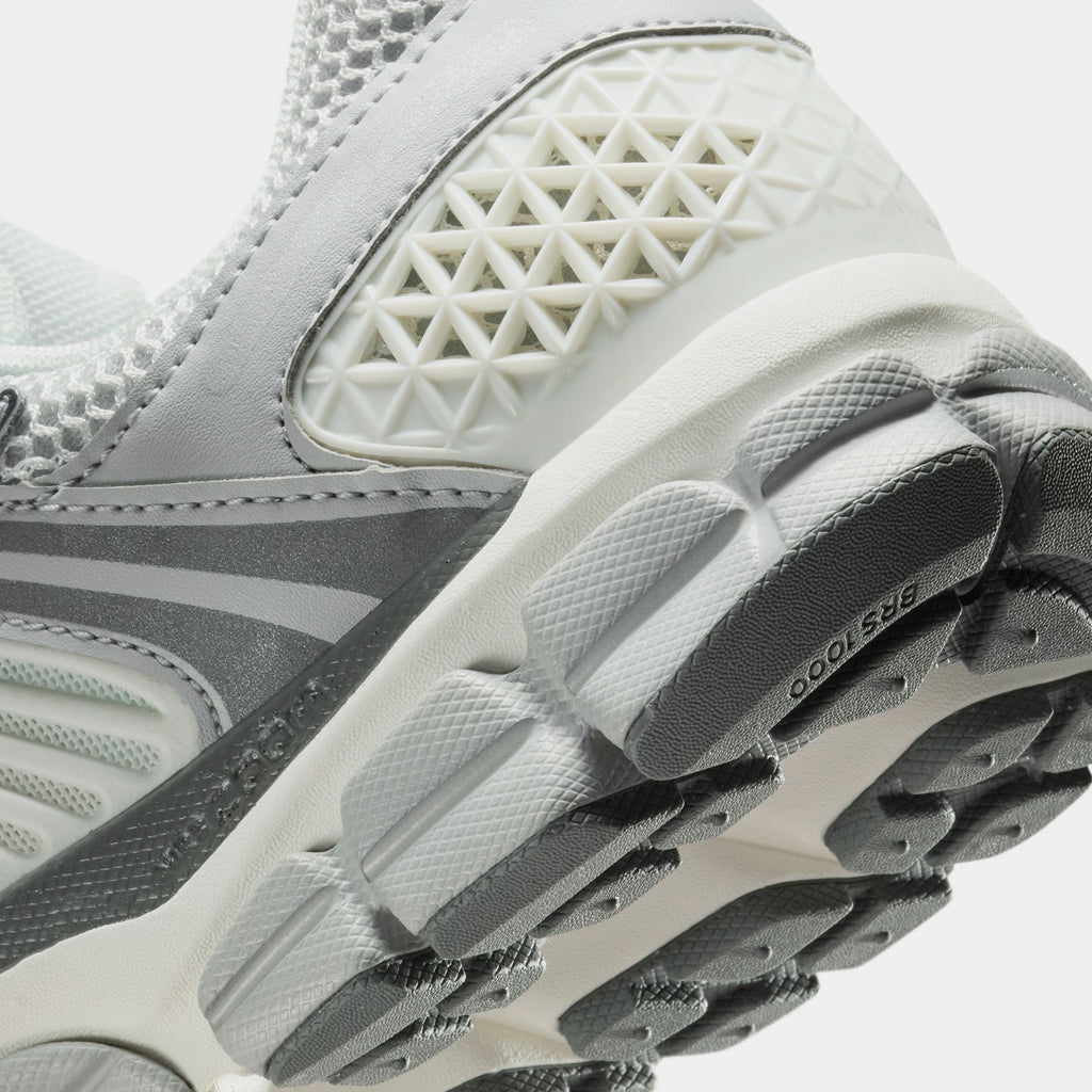 Zoom Vomero 5 Mens Running Shoes (Summit White/Light Smoke Grey/Smoke Grey/Metallic Silver)