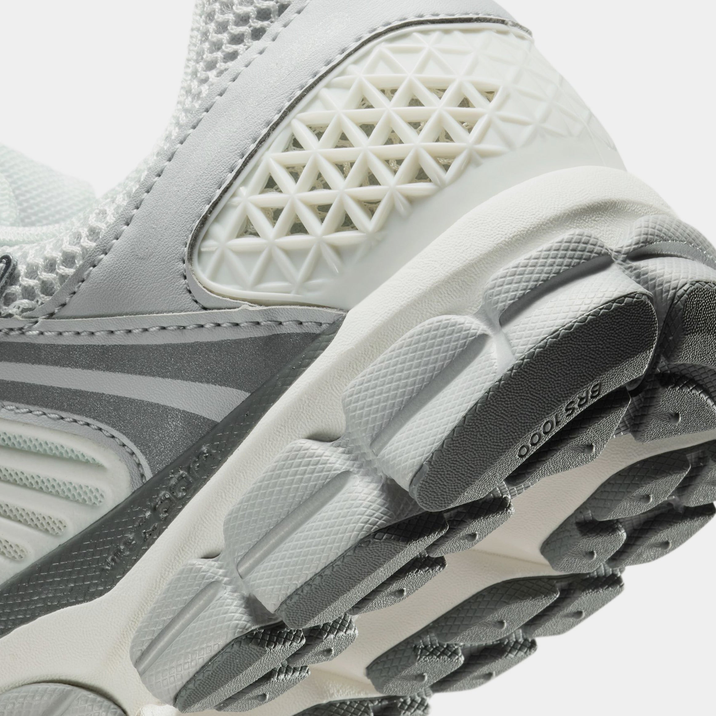 Zoom Vomero 5 Mens Running Shoes (Summit White/Light Smoke Grey/Smoke Grey/Metallic Silver)